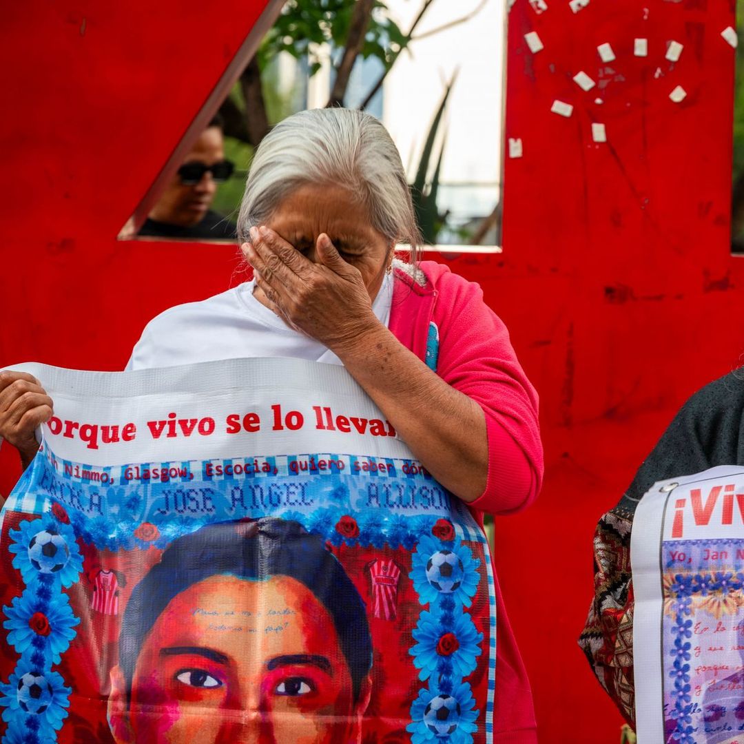 Madres de normalistas de Ayotzinapa participan en una marcha para exigir avances en la investigación del caso. Foto: Cuartoscuro | Archivo